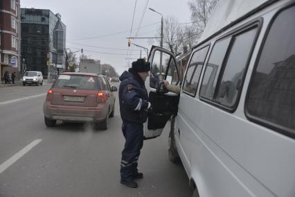 Тула. Судебные приставы совместно с сотрудниками ГИБДД провели рейд по выявлению должников на улицах города.