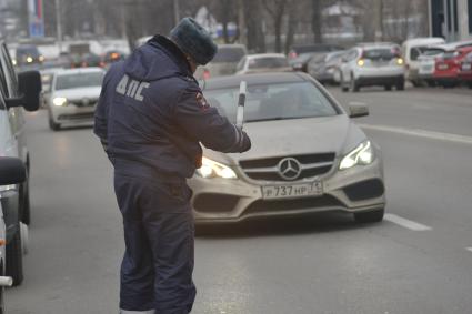 Тула. Судебные приставы совместно с сотрудниками ГИБДД провели рейд по выявлению должников на улицах города.