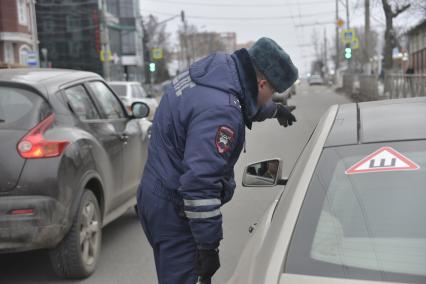 Тула. Судебные приставы совместно с сотрудниками ГИБДД провели рейд по выявлению должников на улицах города.