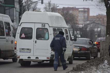 Тула. Судебные приставы совместно с сотрудниками ГИБДД провели рейд по выявлению должников на улицах города.