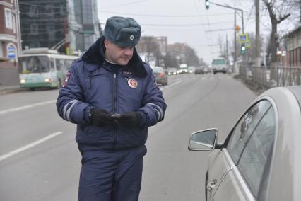 Тула. Судебные приставы совместно с сотрудниками ГИБДД провели рейд по выявлению должников на улицах города.