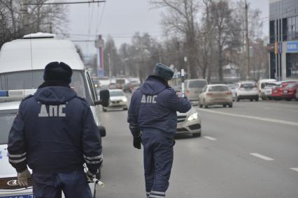 Тула. Судебные приставы совместно с сотрудниками ГИБДД провели рейд по выявлению должников на улицах города.