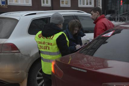 Тула. Судебные приставы совместно с сотрудниками ГИБДД провели рейд по выявлению должников на улицах города.