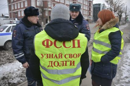 Тула. Судебные приставы совместно с сотрудниками ГИБДД провели рейд по выявлению должников на улицах города.