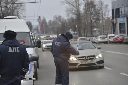 Тула. Судебные приставы совместно с сотрудниками ГИБДД провели рейд по выявлению должников на улицах города.