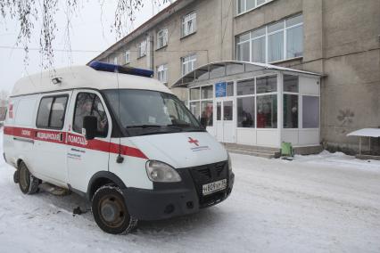 Иркутск.  Машина скорой медицинской помощи у  Ивано-Матренинской детской клинической  больницы.