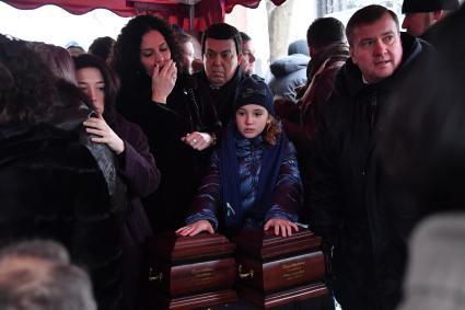 Москва. Вдова Дмитрия Хворостовского Флоранс, певец Иосиф Кобзон и дочь Дмитрия Хворостовского Нина у урн с прахом оперного певца Дмитрия Хворостовского во время церемонии захоронения на Новодевичьем кладбище.