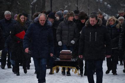 Москва. Похоронная процессия на церемонии захоронения урны с прахом   оперного певца Дмитрия Хворостовского на Новодевичьем кладбище.