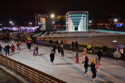 Москва. Люди на катке в Парке Горького.