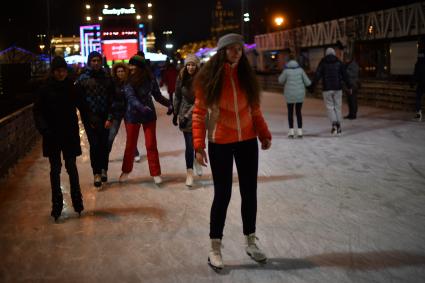 Москва. Люди на катке в Парке Горького.