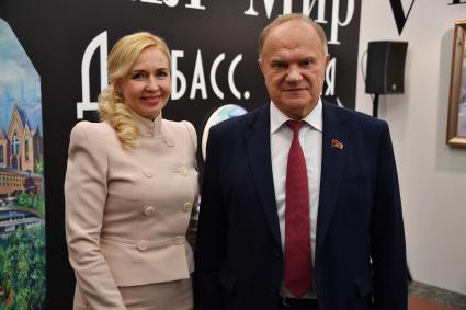 Москва. Художница Татьяна Пономаренко-Левераш и лидер КПРФ Геннадий Зюганов на выставке `Будущее начинается в прошлом. Россия-мир. Сирия. Донбасс`.