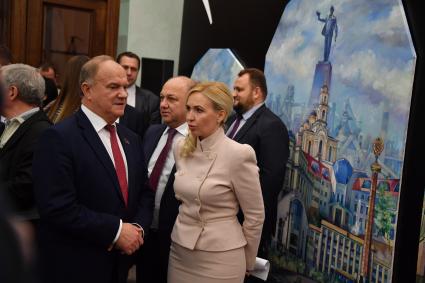 Москва. Художница Татьяна Пономаренко-Левераш и лидер КПРФ Геннадий Зюганов на выставке `Будущее начинается в прошлом. Россия-мир. Сирия. Донбасс`.