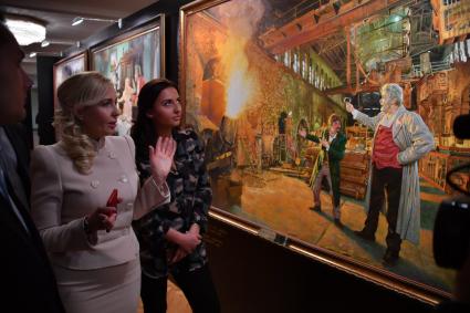 Москва. Художница Татьяна Пономаренко-Левераш (слева) на выставке `Будущее начинается в прошлом. Россия-мир. Сирия. Донбасс`.