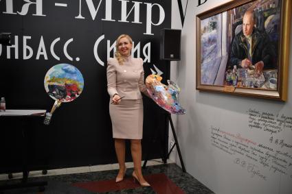 Москва. Художница Татьяна Пономаренко-Левераш на выставке `Будущее начинается в прошлом. Россия-мир. Сирия. Донбасс`.