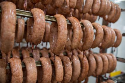 Челябинск. Изготовление сарделек в цехе мясоперерабатывающего предприятия `Калинка`.