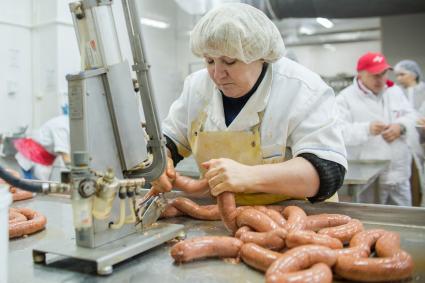 Челябинск. Изготовление  сарделек в цехе  мясоперерабатывающего предприятия `Калинка`.