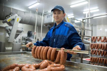 Челябинск. Изготовление  сарделек в цехе  мясоперерабатывающего предприятия `Калинка`.