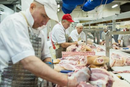 Челябинск. Рабочие в цехе мясоперерабатывающего предприятия `Калинка`.