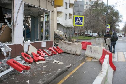 Москва. Работы по сносу незаконно построенного торгового павильона на улице Рабочей.