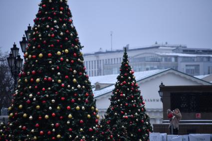 Москва.  Елки, украшенные к Новому году, на Манежной площади.