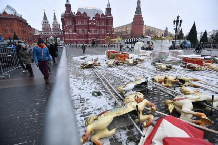 Москва.  Подготовка к Новому году  на Манежной площади.