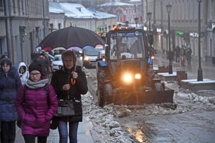 Москва. Уборка снега на улицах города.