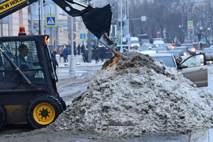 Москва. Уборка снега на улицах города.