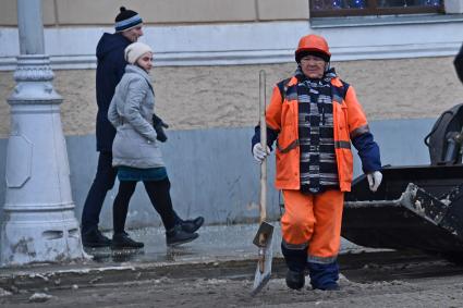 Москва. Уборка снега на улицах города.