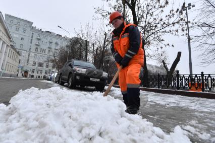 Москва. Уборка снега на улицах города.