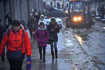 Москва. Уборка снега на улицах города.