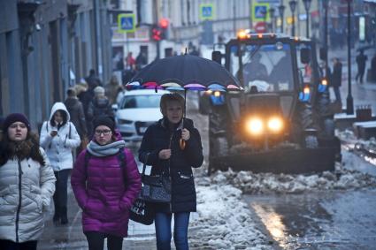 Москва. Уборка снега на улицах города.