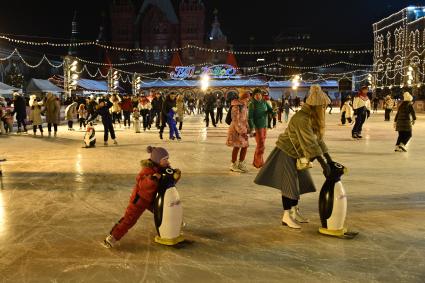 Москва.   Посетители на открытии ГУМ-Катка на Красной площади.