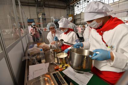 Москва. Участники во время кулинарного поединка на фабрике бортового питания в аэропорту Домодедово.