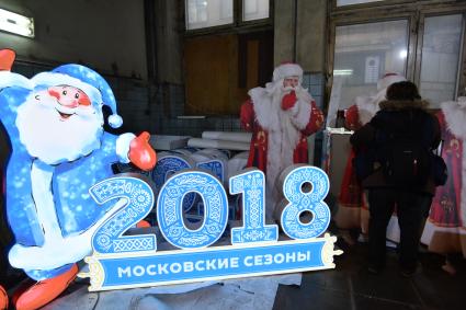 Москва.  Мастерская по изготовлению украшений для новогоднего оформления города.