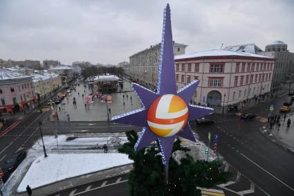 Москва. Звезда на верхушке новогодней елки  на Чистых прудах.