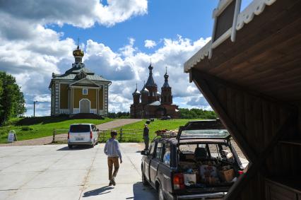 Тверская область, Волговерховье. Преображенский храм (справа) в Волговерховье.