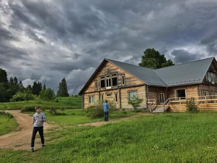 Тверская область. Территория отеля `Вершина Селигера`.