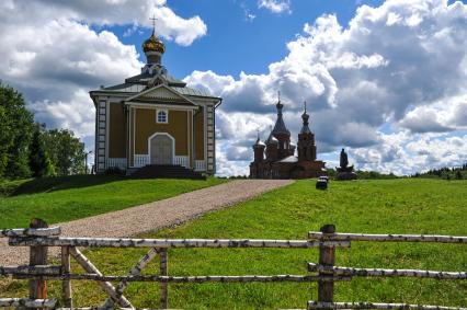 Тверская область, Волговерховье. Преображенский храм (справа) в Волговерховье.