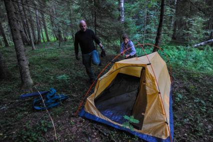 Тверская область. Экспедиция `КП`: `Вниз по матушке, по Волге`. Корреспондент `Комсомольской правды` Дмитрий Стешин с сыном Егором на стоянке.