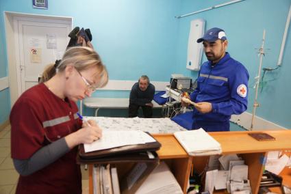 Свердловская область. Поселок Белоярский. Врачи скорой помощи с пациентом в приемном покое. Белоярская районная больница