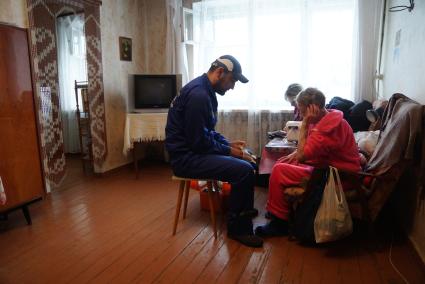 Свердловская область. Поселок Белоярский. Врачи скорой помощи на вызове. Белоярская районная больница