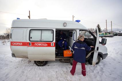 Свердловская область. Поселок Белоярский. Врачи скорой помощи на вызове забирают мужчину в больницу. Белоярская районная больница