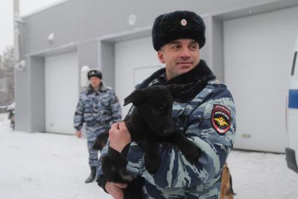 Иркутск. Кинолог с собакой в Центре кинологической службы ГУ МВД.