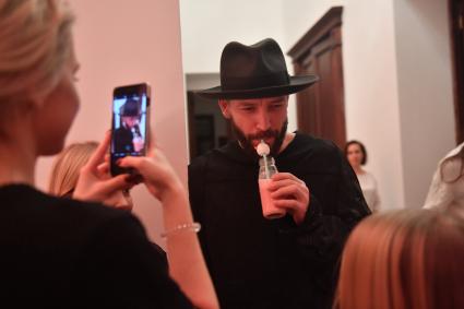 Москва. Участник группы Uma2rman Владимир Кристовский во время новогодней елки журнала Tatler в доме Спиридонова.