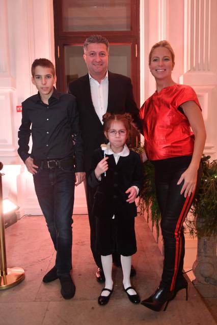 Москва. Заместитель министра обороны РФ Тимур Иванов, его жена глава Metropol Fashion Group Светлана Захарова и дети Майкл и Дарья во время новогодней елки журнала Tatler в доме Спиридонова.