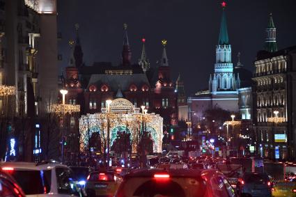 Москва. Первое включение световой инсталляции фестиваля `Путешествие в Рождество` - `театральной арки` на Манежной площади.