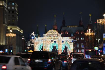 Москва. Первое включение световой инсталляции фестиваля `Путешествие в Рождество` - `театральной арки` на Манежной площади.