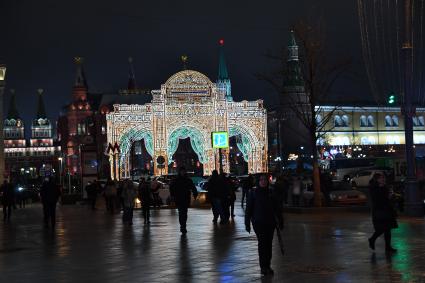 Москва. Первое включение световой инсталляции фестиваля `Путешествие в Рождество` - `театральной арки` на Манежной площади.