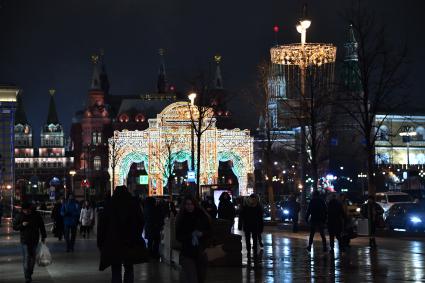 Москва. Первое включение световой инсталляции фестиваля `Путешествие в Рождество` - `театральной арки` на Манежной площади.