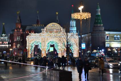 Москва. Первое включение световой инсталляции фестиваля `Путешествие в Рождество` - `театральной арки` на Манежной площади.